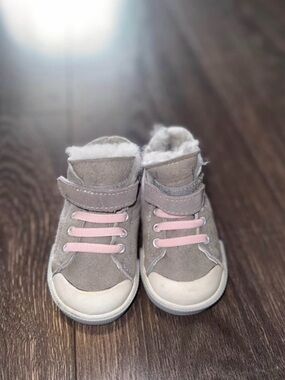 Kids Gray Suede Winter Boots with Pink Laces